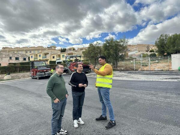 La Nucía asfalta el parking de la Urb. Montecasino 