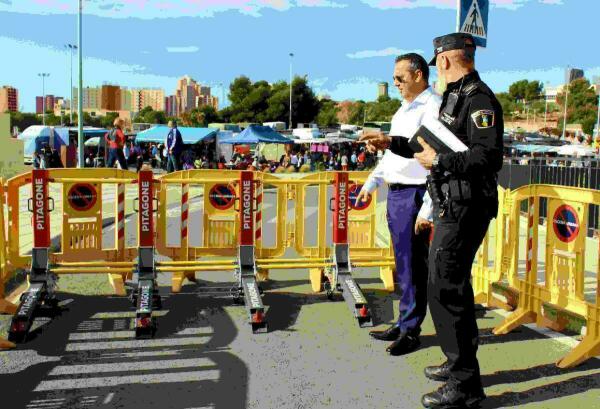  Benidorm &middot; Seguridad prueba en el mercadillo municipal unas barreras m&oacute;viles para impedir el acceso de veh&iacute;culos a espacios p&uacute;blicos 