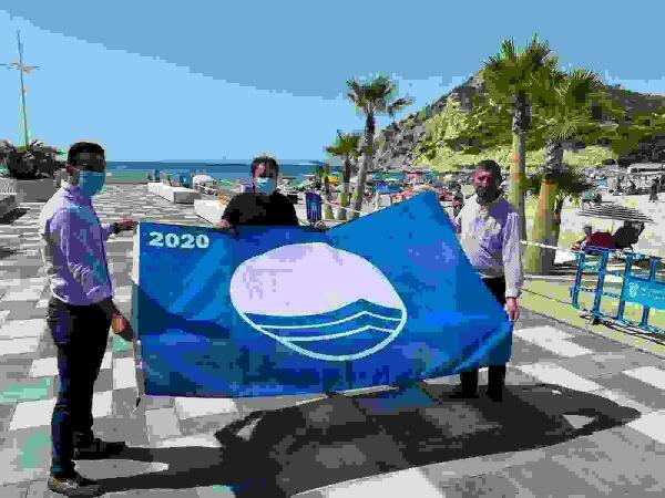 Izado de la bandera azul en la Cala de Finestrat y apertura de nueo acceso a la playa. 