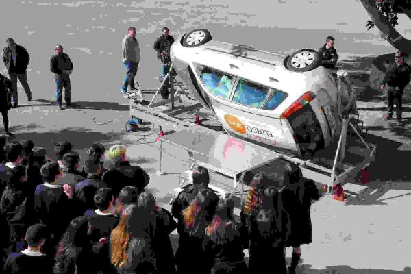  Callosa d’en Sarrià conciencia a los jóvenes sobre seguridad vial con un simulador de vuelcos