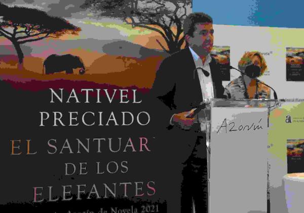 La escritora Nativel Preciado revela en el último Premio Azorín de Novela su pasión por África y los elefantes