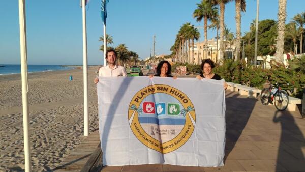 Todas las playas de Villajoyosa lucen bandera para conseguir ser espacios libres de humo