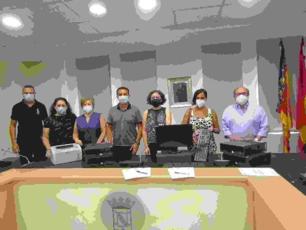 El Ayuntamiento de La Nuc&iacute;a dona ordenadores a las AMPAS.