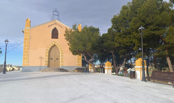 El Ayuntamiento de Villajoyosa adec&uacute;a el entorno exterior de la Ermita de la Salud para Semana Santa 