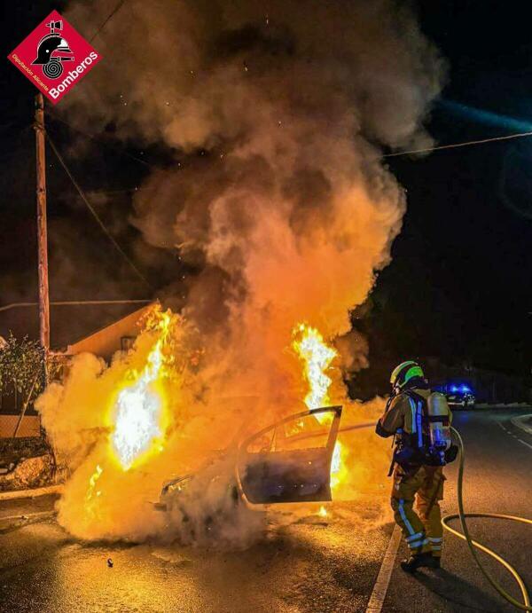 INCENDIO DE VEHICULO EN VILLAJOYOSA 