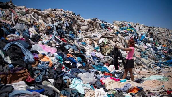 El vertedero textil en Atacama exige un cambio urgente en la industria global de la moda