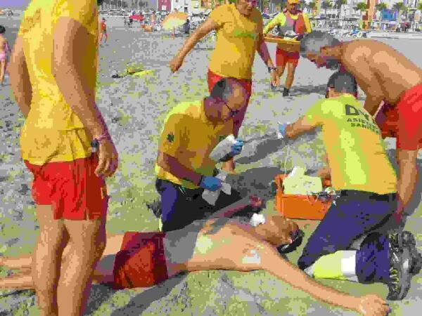Simulacro de socorrismo en la playa Centro de la Vila Joiosa 
