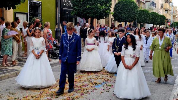 Villajoyosa celebra la festividad del Corpus Christi con la tradicional procesión por las calles del centro urbano