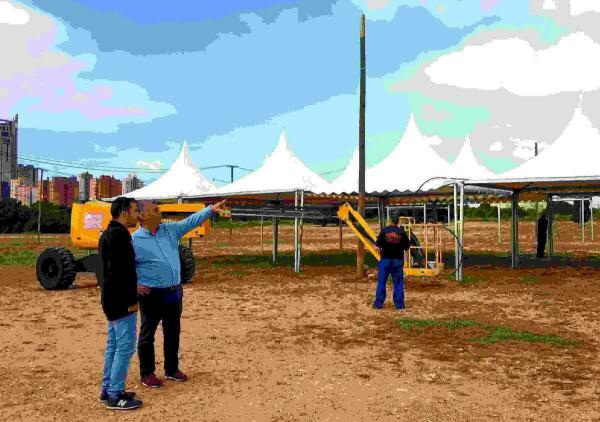 Benidorm // Fiestas y l’Associació de Penyes inician el montaje de la Acampada, en la que participan cerca de 4.300 peñistas