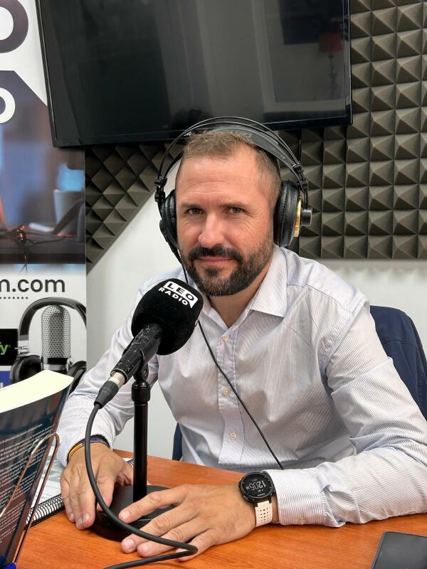 Javier Jordá: “Es obligación del ayuntamiento inspeccionar esos comercios que exponen artículos ofensivos en sus escaparates”