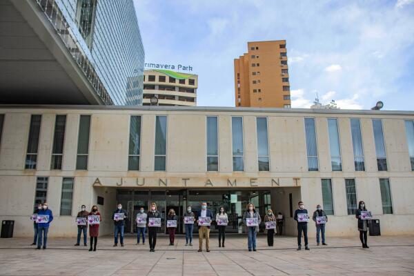 Benidorm guarda un minuto de silencio por la mujer asesinada el miércoles en Pontevedra