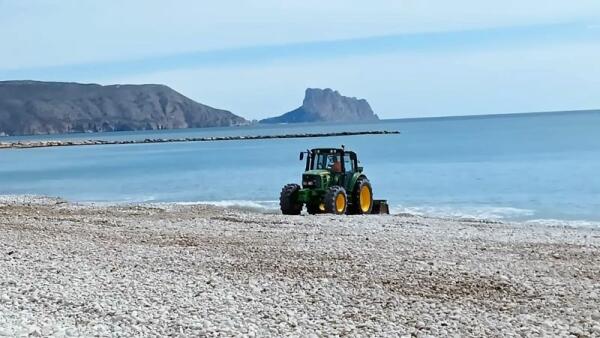 La Pública trabaja en Altea para restablecer la normalidad tras la intensa tormenta