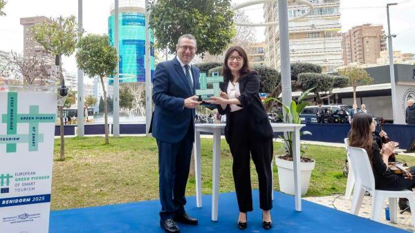 La Comisión Europea entrega a Benidorm el distintivo que lo reconoce como Pionero Verde del Turismo Inteligente de la UE para 2025