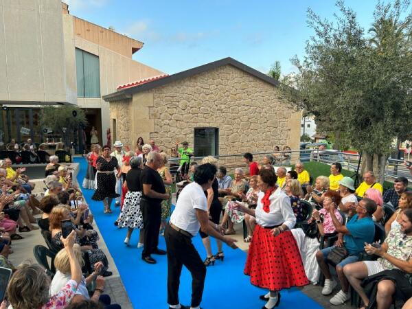 Desfile de moda veraniego con los mayores de La Casilla a ritmo de Grease