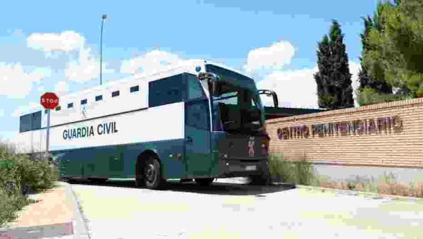 Los independentistas presos llegan a la prisi&oacute;n de Zaragoza antes de su traslado a Catalu&ntilde;a