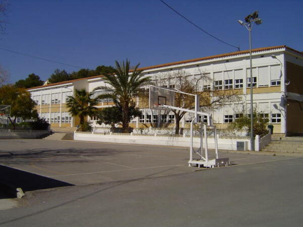 La Policía Local de Benidorm incrementa la vigilancia de un colegio tras detectar botellones en el patio de Infantil