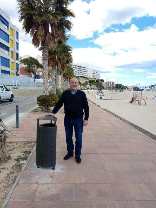 La Vila Joiosa renueva las papeleras del paseo marítimo de la Playa Centro 