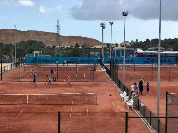 La Nucía · Gran éxito de la “Jornada de Puertas Abiertas”  de la Academia de Tenis Ferrer 