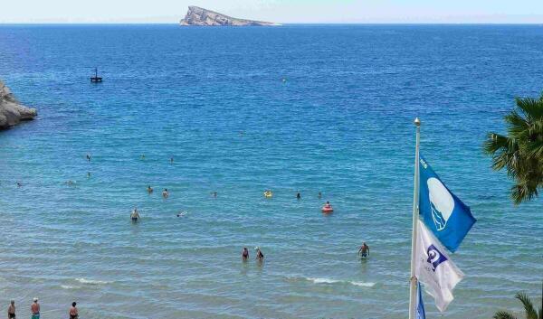 Las playas de Benidorm renuevan un a&ntilde;o m&aacute;s sus tres banderas azules