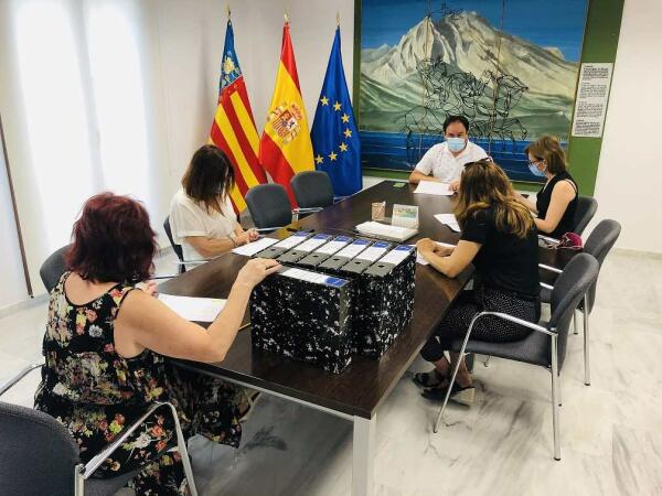 EL  Ayuntamiento de Finestrat recibe un centenar de solicitudes de ayudas para auton&oacute;mos y microempresas.