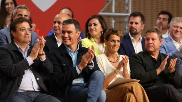 Sánchez exhibe músculo con los barones y presume de gestión frente a un PP “aislado y retratado” 