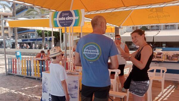 Usuarios de la playa de Poniente de Benidorm aprenden d&oacute;nde van los residuos y c&oacute;mo se reciclan 