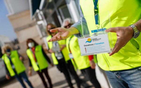 El Voluntariado de l’Alfàs reparte huchas solidarias por los comercios locales