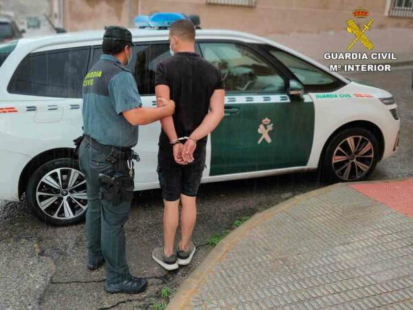 La Guardia Civil detiene al presunto autor de 6 robos con fuerza, cometidos en una empresa hortofrut&iacute;cola de Cox