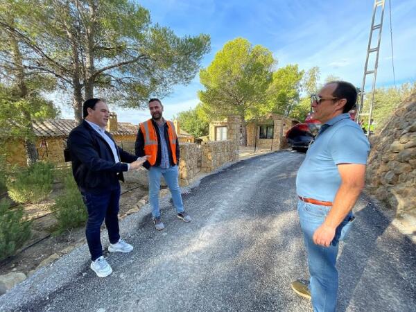 SIGUEN LAS MEJORAS EN LAS PARTIDAS RURALES  DE FINESTRAT CON EL ASFALTADO DE CAMINOS EN RAMAL DE LOIX