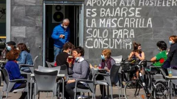 Sanidad propone a las comunidades prohibir fumar en las terrazas aunque haya distancia