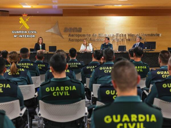 La Guardia Civil presenta la nueva incorporación de plantilla del Aeropuerto de Alicante – Elche Miguel Hernandez  