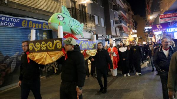 Un participativo Entierro de la Sardina pone fin a los actos del Carnaval en Benidorm 