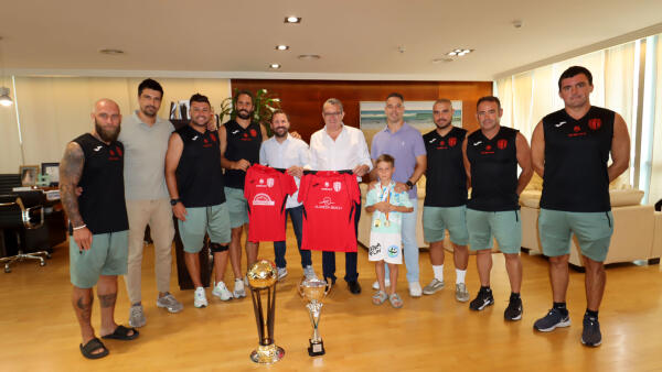 Encuentro con los jugadores del Foietes Fútbol Playa tras ascender a la primera división nacional