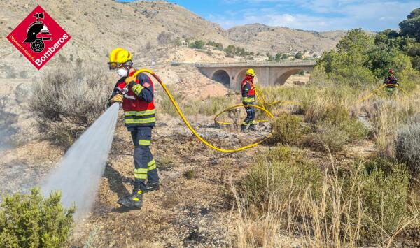 Incendio de matorrales en las inmediaciones del Embalse del Amadorio. 