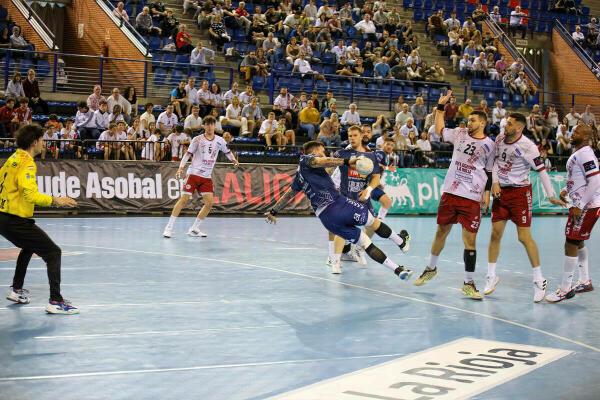 EL TM BENIDORM CAE ANTE UN GRAN BALONMANO LOGROÑO