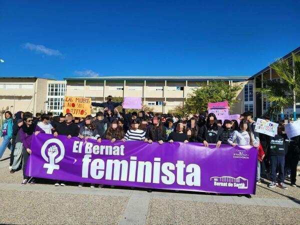 L’IES Bernat de Sarrià es manifesta pel Dia Internacional de les Dones   