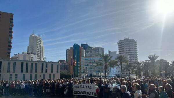 Centenares de vecinos de Benidorm protestan contra la subida del IBI y la tasa de la basura 