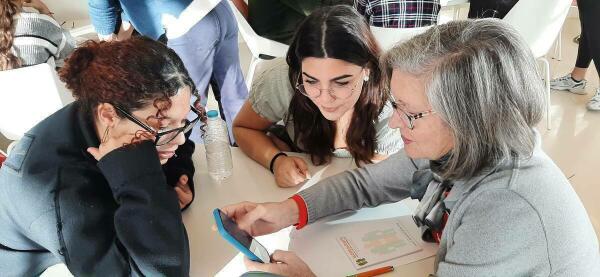 Los jóvenes enseñan a los mayores a utilizar el móvil en los Talleres Intergeneracionales 