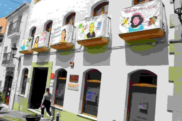 Callosa // Los alumnos del Bernat de Sarrià ponen en valor a las mujeres científicas de nuestra historia a través de unas ‘balconades’