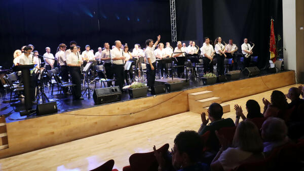 La Unión Musical de Benidorm rinde homenaje a sus músicos y socios con un aplaudido concierto en el Centro Cultural