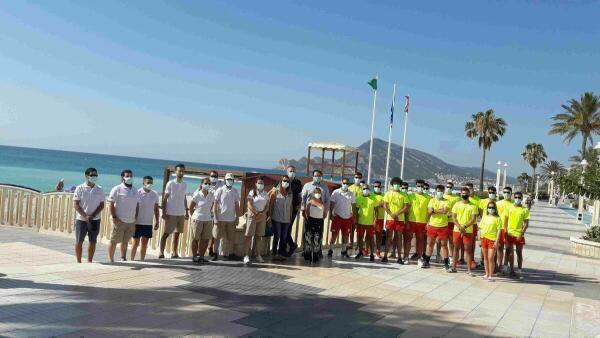 Medio centenar de j&oacute;venes entre auxiliares de playa y socorristas velan por la seguridad de los ba&ntilde;istas en Altea.