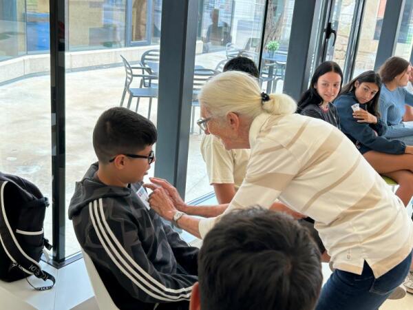 Los mayores “conectan” con los jóvenes en un Taller Intergeneracional