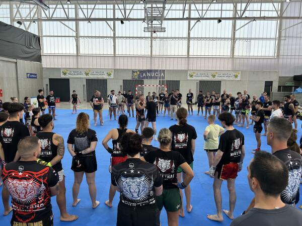 150 deportistas disfrutaron del curso de Muaythai impartido por Mario Vega