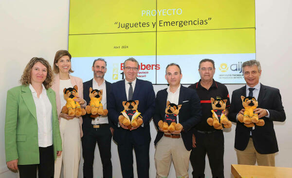 Los bomberos de la Diputación diseñan un juguete para facilitar las intervenciones en las que hay menores involucrados