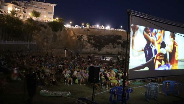 Cientos de personas se citan en Mal Pas para la &uacute;ltima proyecci&oacute;n del ciclo &lsquo;Cine en la playa&rsquo; con la pel&iacute;cula &lsquo;CampeoneX&rsquo;