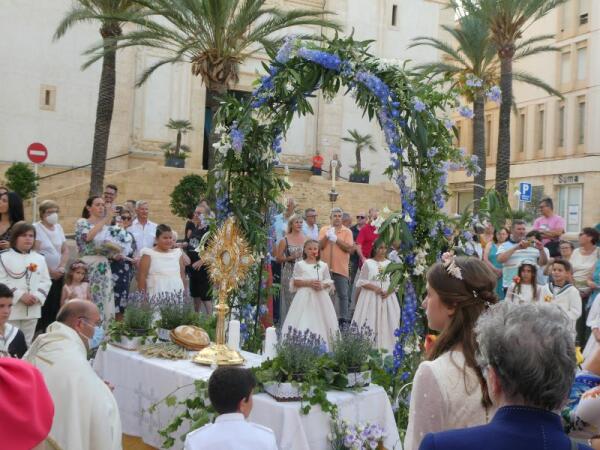 La procesión de “Corpus Cristi” volvió ayer a las calles de La Nucía 