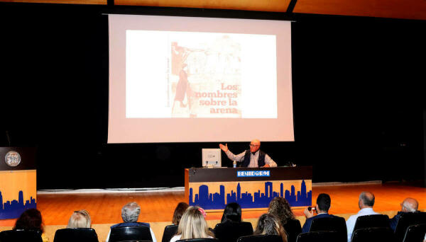 El Ayuntamiento de Benidorm acoge la presentación de ‘Los nombres sobre la arena’, la novela inédita de Pere Maria Orts i Bosch