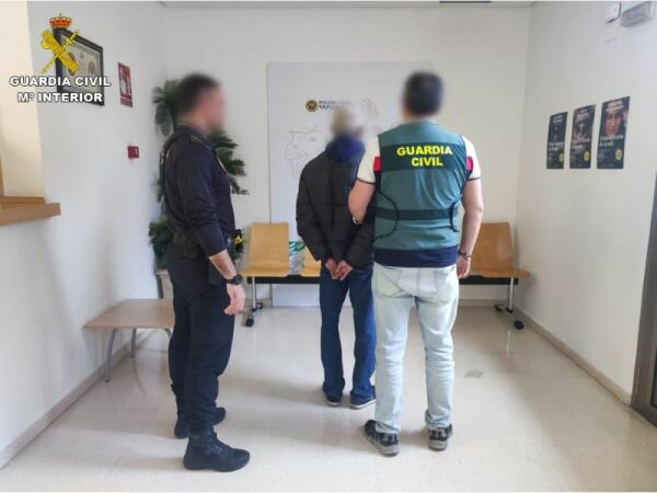 La Guardia Civil desarticula una banda organizada dedicada al hurto de algarroba