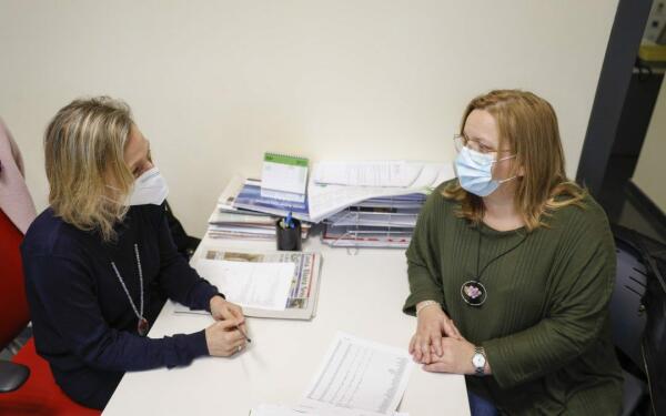 Qué tienen que hacer los extranjeros empadronados en l’Alfàs sin tarjeta sanitaria para vacunarse contra la COVID-19