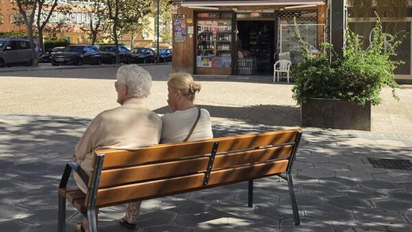 Benidorm incrementa el n&uacute;mero de bancos en la v&iacute;a p&uacute;blica y revisa y acondiciona el mobiliario ya instalado